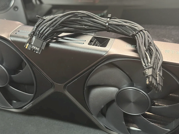 首批RTX 5090玩家花1.5万元买来的血泪经验：千万别用第三方电源线！
