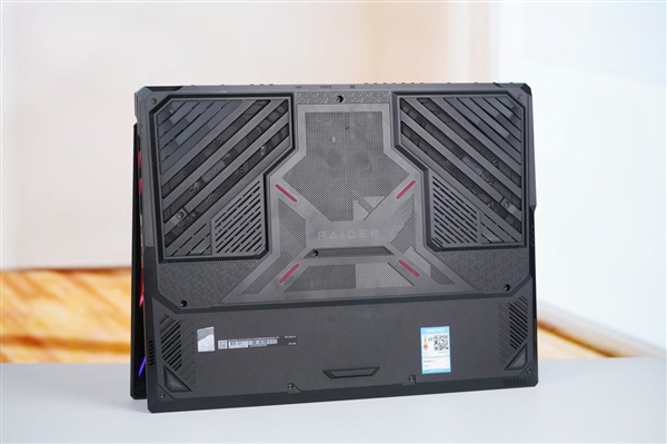 强劲性能+4K Mini-LED震撼大屏！微星泰坦18 Pro游戏本图赏