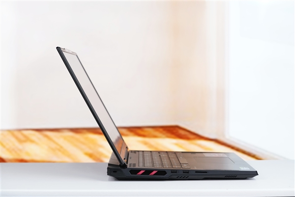 强劲性能+4K Mini-LED震撼大屏！微星泰坦18 Pro游戏本图赏