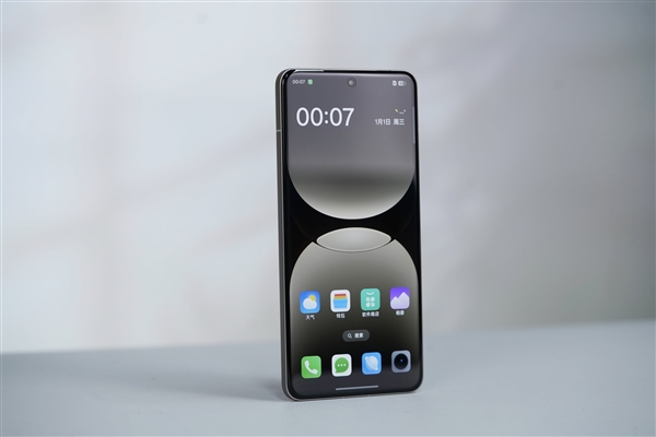 2600元最便宜骁龙8至尊版！真我GT7 Pro竞速版图赏