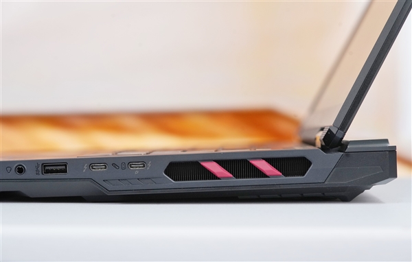 强劲性能+4K Mini-LED震撼大屏！微星泰坦18 Pro游戏本图赏