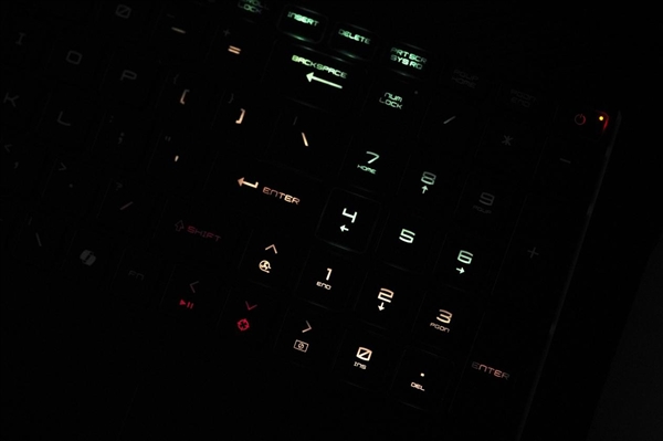 强劲性能+4K Mini-LED震撼大屏！微星泰坦18 Pro游戏本图赏