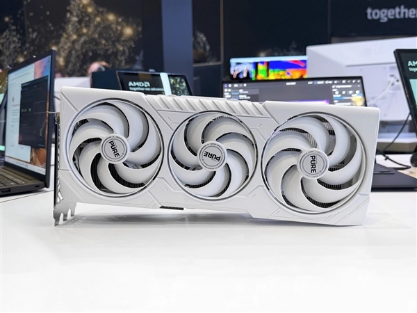 蓝宝石巨无霸版AMD RX 9070曝光！三插槽三风扇、背板可拆卸