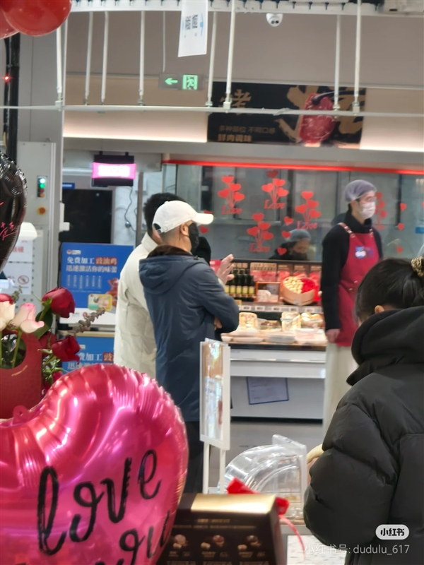 马云现身长沙盒马门店：头戴鸭舌帽 微笑与员工合影