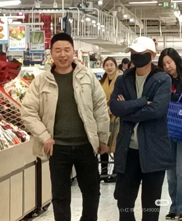 马云现身长沙盒马门店：头戴鸭舌帽 微笑与员工合影