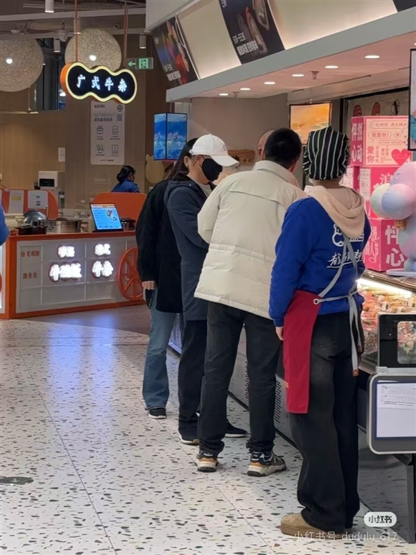 马云现身长沙盒马门店：头戴鸭舌帽 微笑与员工合影