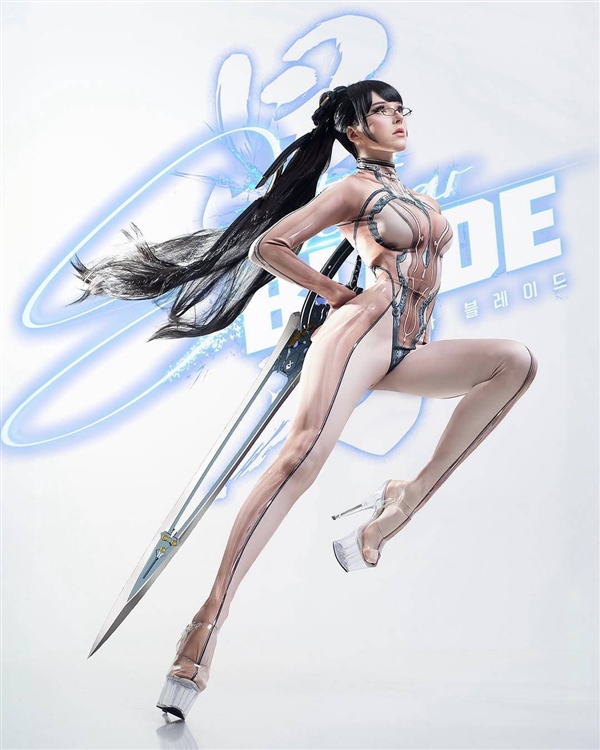 拉脱维亚美女Cos《星刃》女主伊芙：肤质战衣太性感