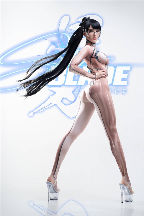 拉脱维亚美女Cos《星刃》女主伊芙：肤质战衣太性感