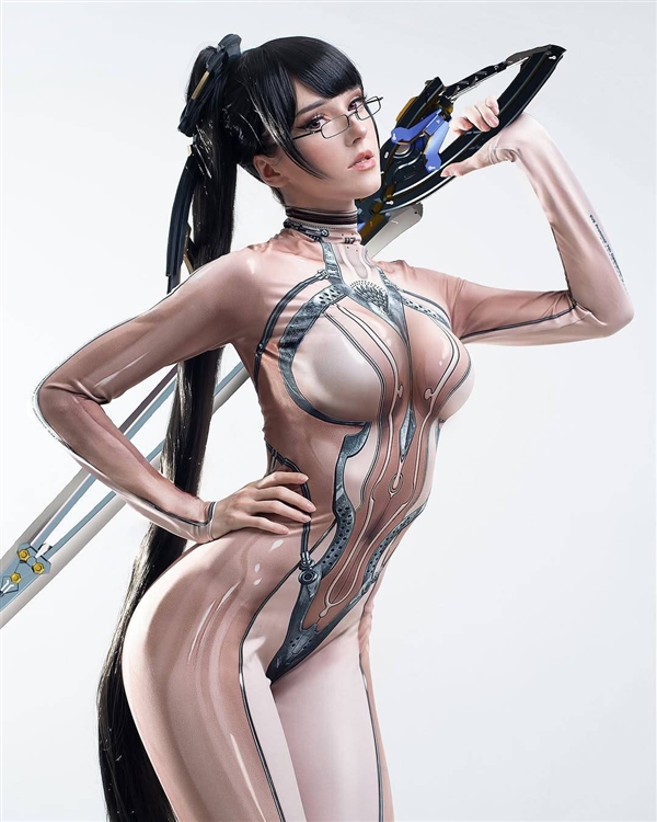 拉脱维亚美女Cos《星刃》女主伊芙：肤质战衣太性感