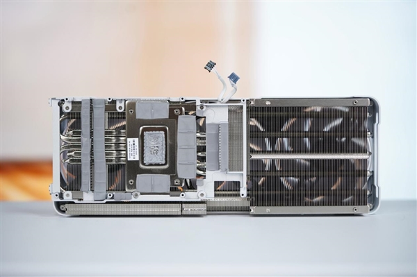 铝合金一体成型！影驰RTX 5070 Ti金属大师OC显卡图赏