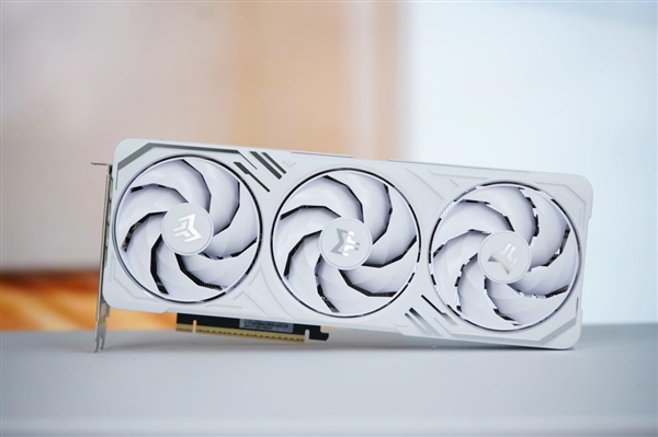 铝合金一体成型！影驰RTX 5070 Ti金属大师OC显卡图赏