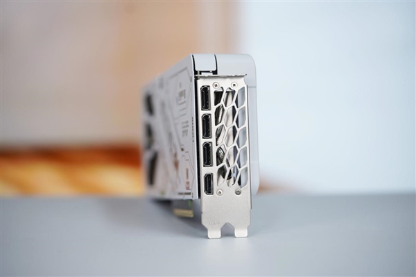 铝合金一体成型！影驰RTX 5070 Ti金属大师OC显卡图赏