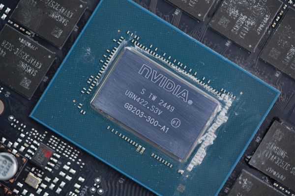 铝合金一体成型！影驰RTX 5070 Ti金属大师OC显卡图赏