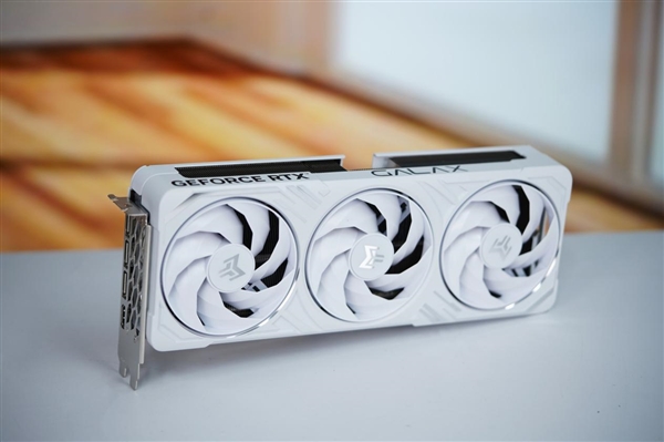 铝合金一体成型！影驰RTX 5070 Ti金属大师OC显卡图赏