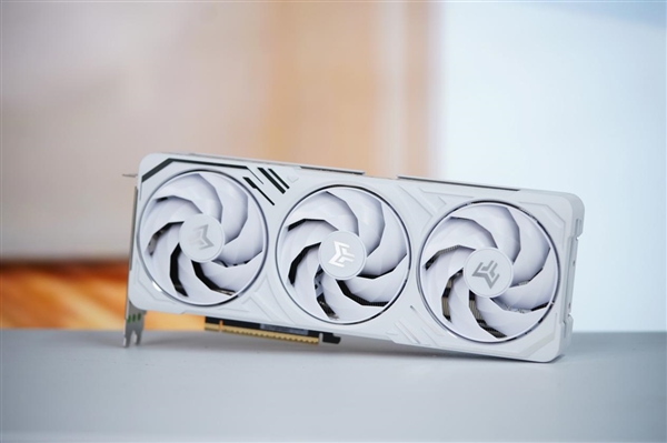 铝合金一体成型！影驰RTX 5070 Ti金属大师OC显卡图赏