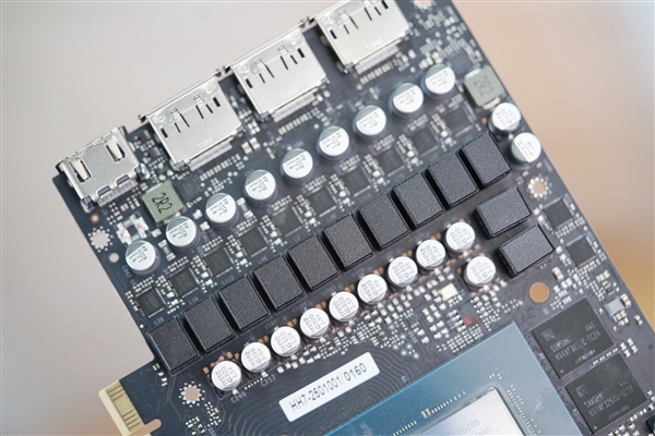 铝合金一体成型！影驰RTX 5070 Ti金属大师OC显卡图赏