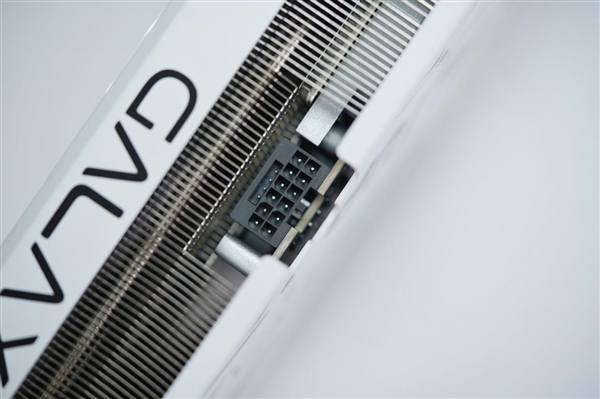 铝合金一体成型！影驰RTX 5070 Ti金属大师OC显卡图赏