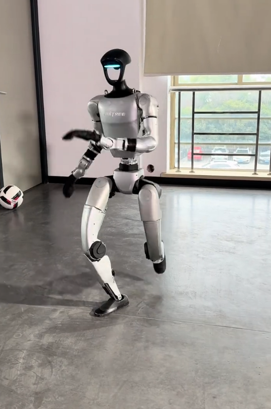 宇树机器人硬核展示中国功夫！王兴兴发原视频回应质疑