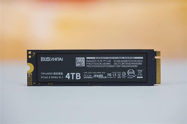 速度逼近PCIe 5.0极限！长江存储致态TiPro9000 4TB SSD图赏