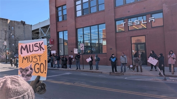 美国一特斯拉超级充电站被大规模纵火：针对特斯拉的破坏行为激增