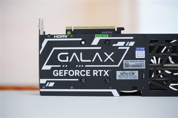 三折大扇叶！影驰RTX 5070 FIRE显卡图赏