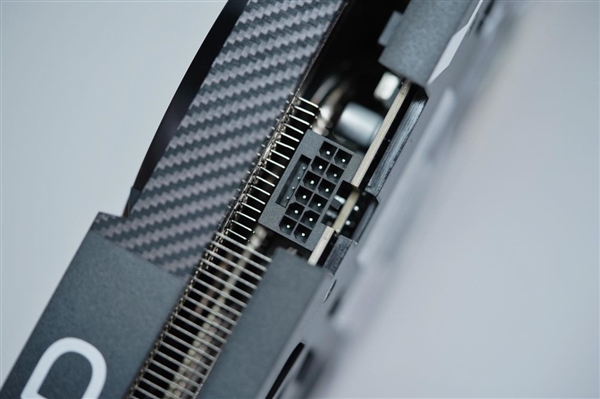 三折大扇叶！影驰RTX 5070 FIRE显卡图赏