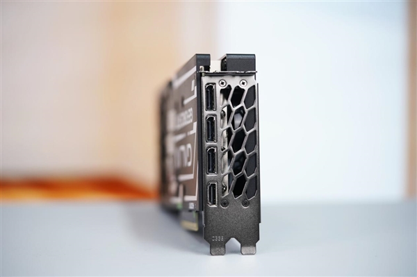 三折大扇叶！影驰RTX 5070 FIRE显卡图赏