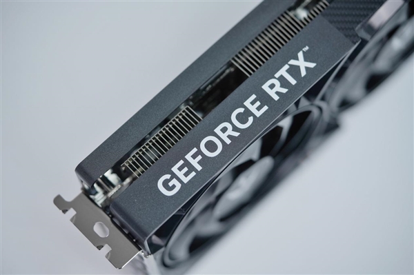 三折大扇叶！影驰RTX 5070 FIRE显卡图赏