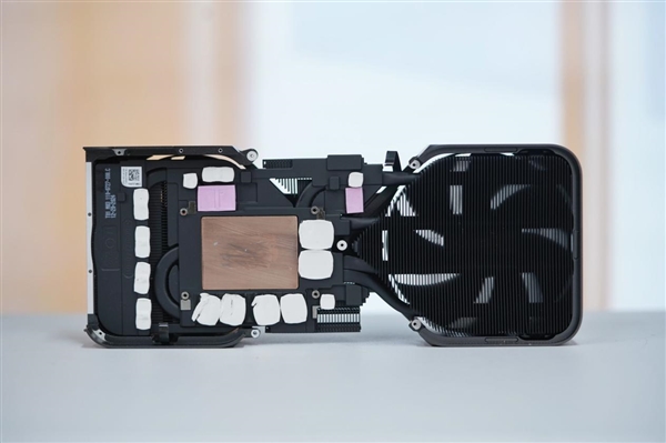 一如既往的精美！英伟达RTX 5070公版显卡图赏