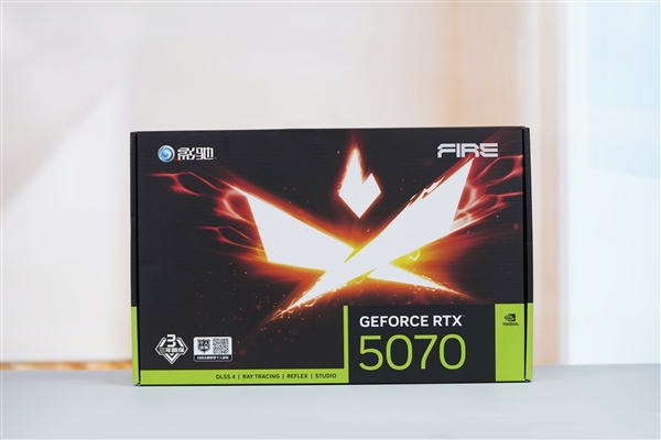 三折大扇叶！影驰RTX 5070 FIRE显卡图赏
