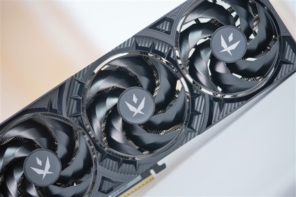 三折大扇叶！影驰RTX 5070 FIRE显卡图赏