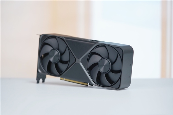 一如既往的精美！英伟达RTX 5070公版显卡图赏