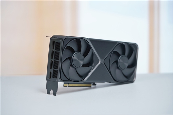 一如既往的精美！英伟达RTX 5070公版显卡图赏