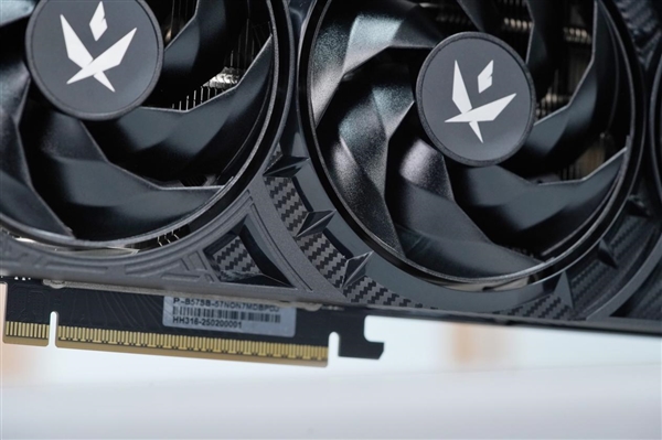 三折大扇叶！影驰RTX 5070 FIRE显卡图赏