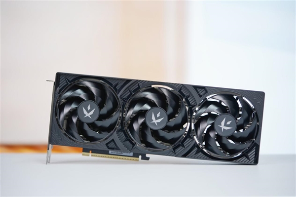 三折大扇叶！影驰RTX 5070 FIRE显卡图赏