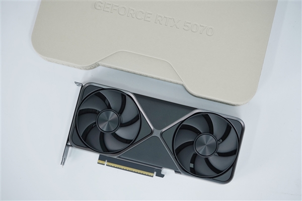 一如既往的精美！英伟达RTX 5070公版显卡图赏