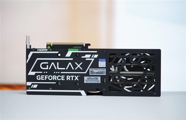 三折大扇叶！影驰RTX 5070 FIRE显卡图赏