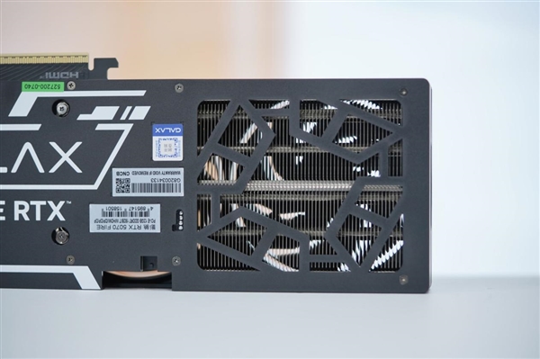 三折大扇叶！影驰RTX 5070 FIRE显卡图赏