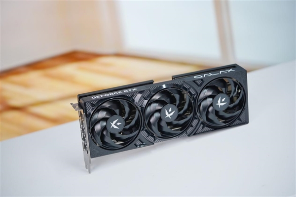 三折大扇叶！影驰RTX 5070 FIRE显卡图赏