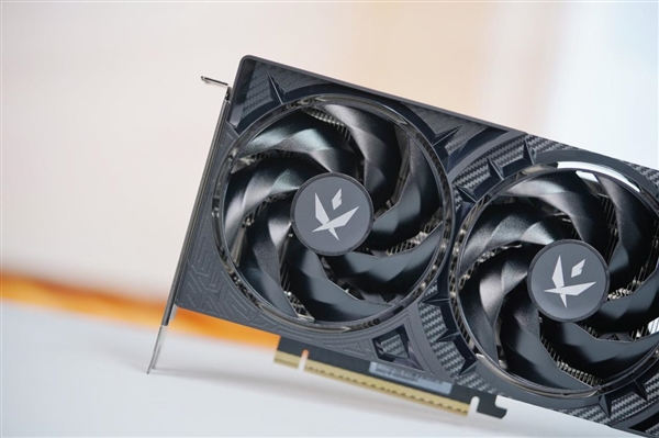 三折大扇叶！影驰RTX 5070 FIRE显卡图赏