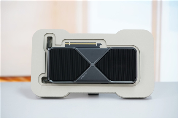 一如既往的精美！英伟达RTX 5070公版显卡图赏