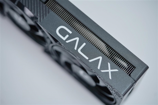 三折大扇叶！影驰RTX 5070 FIRE显卡图赏