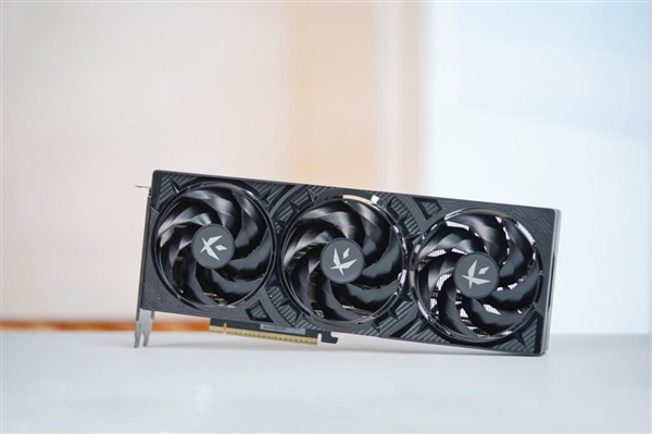 三折大扇叶！影驰RTX 5070 FIRE显卡图赏