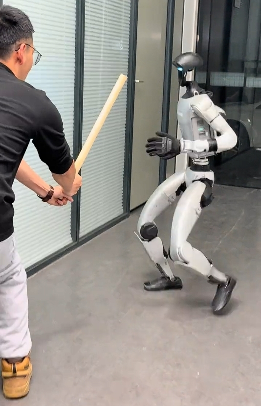 王兴兴发布最新视频！宇树机器人大秀李小龙回旋踢 一脚踢掉人类手中木棍