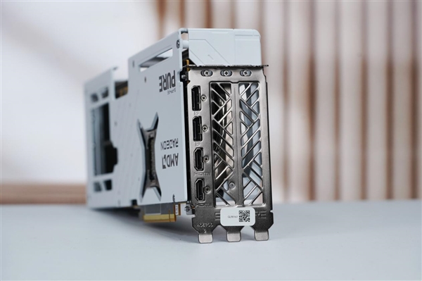 性价比装机利器！蓝宝石RX 9070显卡图赏