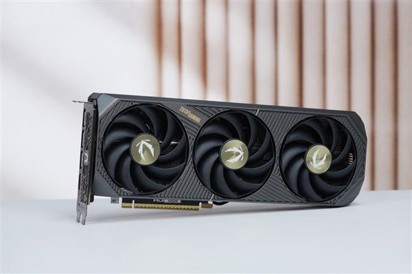 简约硬朗！索泰RTX 5070 SOLID OC显卡图赏