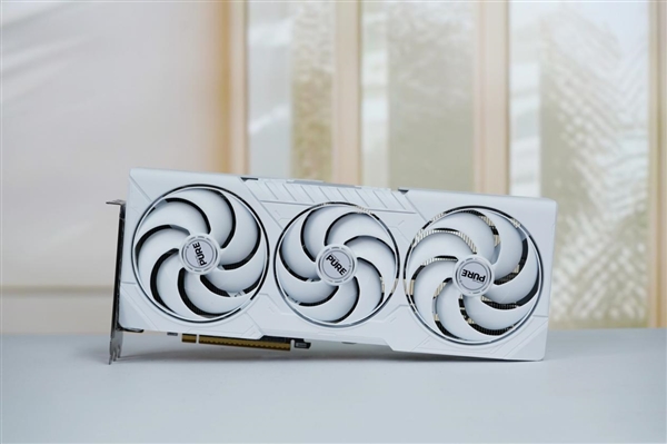 纯白高颜值！蓝宝石RX 9070 XT显卡图赏