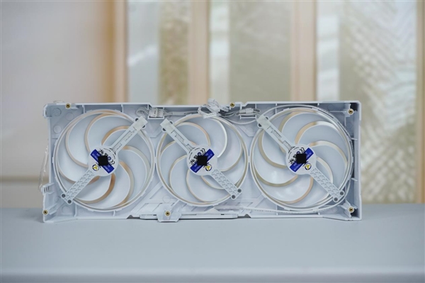 纯白高颜值！蓝宝石RX 9070 XT显卡图赏