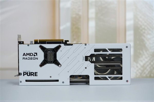 纯白高颜值！蓝宝石RX 9070 XT显卡图赏