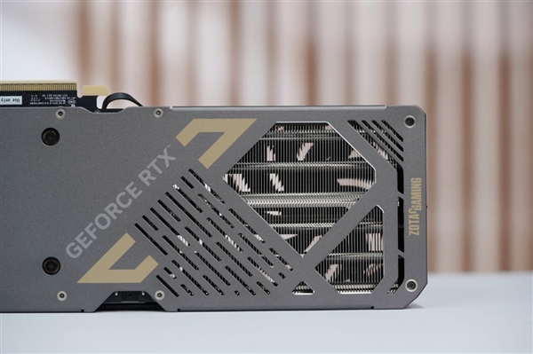 简约硬朗！索泰RTX 5070 SOLID OC显卡图赏